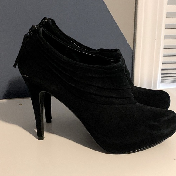Le chateau high heel black bootie. - Picture 1 of 2
